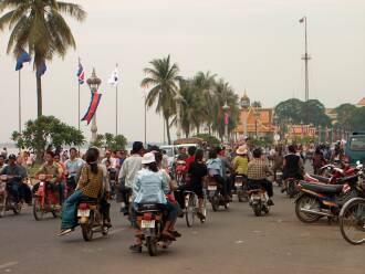 Taffic along the river