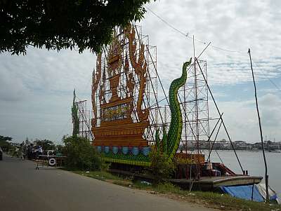 Assembling display barges