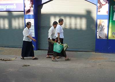 Women on the way to the pagoda