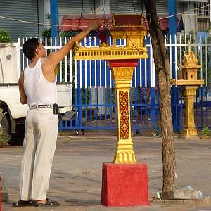 Placing an offering in a spirit house