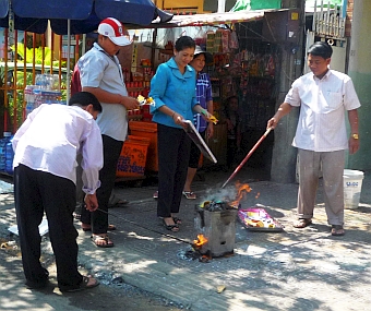 Burning offerings to the ancestors