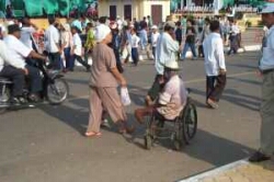 An double amputee in the festival crowd