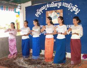 KSL teachers singing in sign language