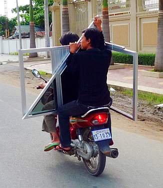 Carrying window frames on a moto