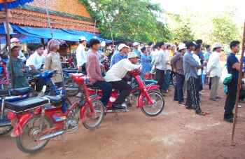 Bystanders coming to watch the show
