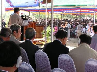 Prime Minister Hun Sen addressing crowd