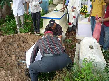 Placing the coffin over the grave