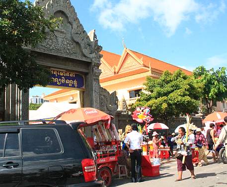 Crowds at a wat