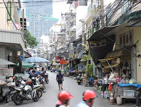 A Bangkok soi or side street