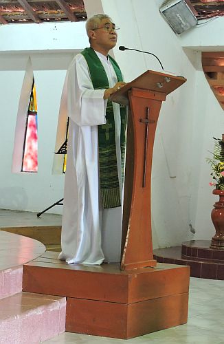Archbishop Goh preaching at mass