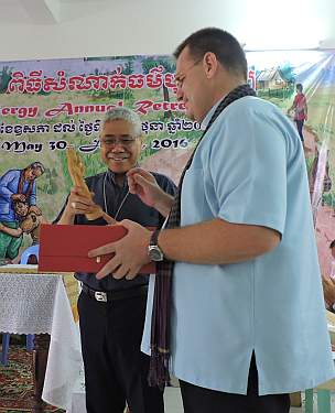 Presenting a gift to Archbishop Goh